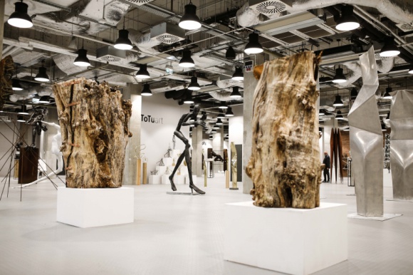 Cykl wystaw młodych artystów w Centrum Praskim Koneser Sztuka, LIFESTYLE - ?Umowa o dzieło? to wakacyjny cykl wystaw artystów i artystek z Akademii Sztuk Pięknych w Warszawie. Odbywa się on co środę w godzinach 14-20, aż do końca sierpnia, a wstęp do autorskiej strefy studentów stołecznej ASP jest bezpłatny.