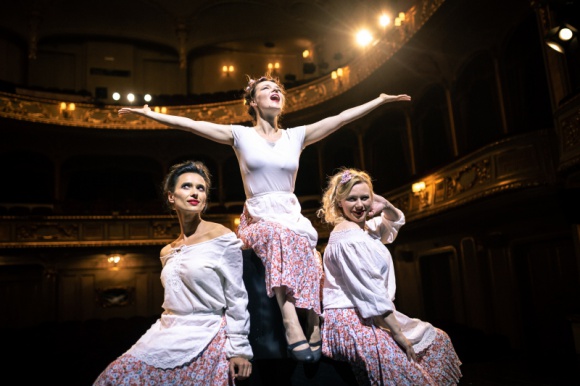 Operowe matki w natarciu Hobby, LIFESTYLE - Matki, żony i? śpiewaczki operowe, czyli Les Femmes, wyjątkowy operowy tercet u progu swojej kariery. Natalia Krajewska-Kitowska, Joanna Sobowiec-Jamioł i Emilia Osowska to trzy niezwykłe kobiety, które śpiewająco łączą rozwój kariery artystycznej z opieką nad gromadką pociech.