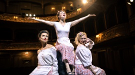 Operowe matki w natarciu Hobby, LIFESTYLE - Matki, żony i? śpiewaczki operowe, czyli Les Femmes, wyjątkowy operowy tercet u progu swojej kariery. Natalia Krajewska-Kitowska, Joanna Sobowiec-Jamioł i Emilia Osowska to trzy niezwykłe kobiety, które śpiewająco łączą rozwój kariery artystycznej z opieką nad gromadką pociech.