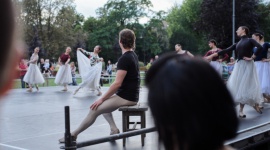 Opera Wrocławska wychodzi do publiczności Teatr, LIFESTYLE - Zespoły artystyczne działające w Operze Wrocławskiej ? chór, balet oraz śpiewacy-soliści, w najbliższy piątek już po raz drugi wyjdą przed gmach opery, by w nietypowy sposób przedstawić sztukę przechodniom oraz zachęcić ich do odwiedzenia teatru w zbliżającym się sezonie.