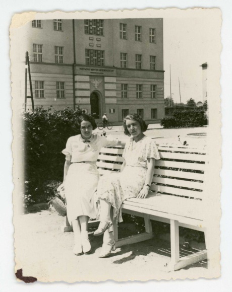 Gdynia: ?Moda i Uroda? w Klifie tylko do połowy października Sztuka, LIFESTYLE - To ostatni moment, by w Galerii Klif odwiedzić wystawę zdjęć przedwojennych elegantek i elegantów, a także miejsc związanych z modą i urodą w dawnej Gdyni. Wystawa została przygotowana we współpracy z Muzeum Miasta Gdyni, trwa do 16 października i jest całkowicie bezpłatna.