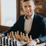 SZACHY W ROLI GŁÓWNEJ, CZYLI ?GAMBIT KRÓLOWEJ? OCZAMI SZACHISTY