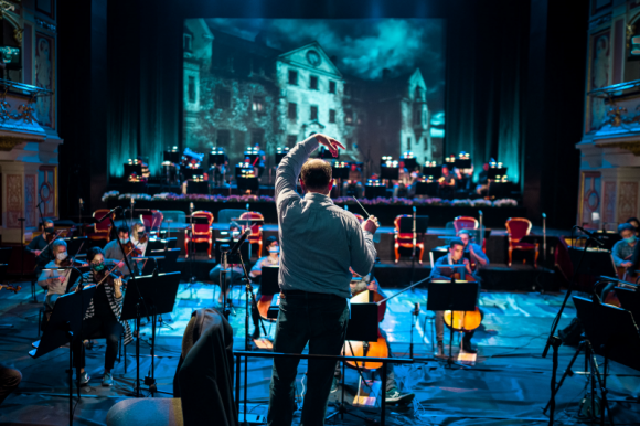 Rekordowa widownia spektakli online Opery Wrocławskiej Teatr, LIFESTYLE - Prawie 40 tysięcy widzów zgromadziły listopadowe spektakle transmitowane online przez Operę Wrocławską. Widzowie docenili najwyższą jakość muzyczną i wizualną oraz doskonale dobraną obsadę solistów ? gościnnych jak i rodzimych.