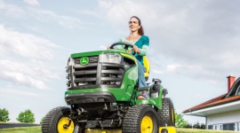 Dobra kosiarka samojezdna, czyli jaka? Hobby, LIFESTYLE - Nowe funkcje, nowe rozwiązania wpływające na funkcjonalność i tempo pracy oraz komfort, ale też odświeżona stylistyka ? tak w skrócie prezentują się nowe kosiarki samojezdne John Deere na rok 2021.